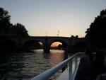 Schifffahrt die Seine mit Brücke.
